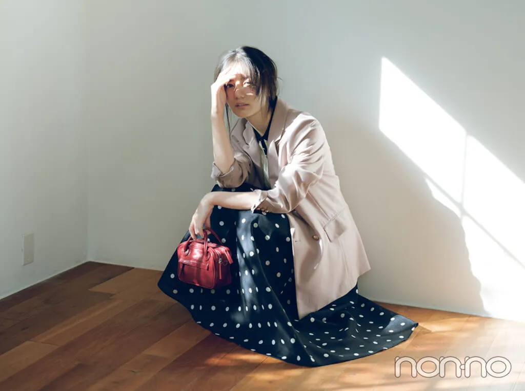 小坂菜緒の大学生の一週間コーデ、月曜日のスカートスタイル