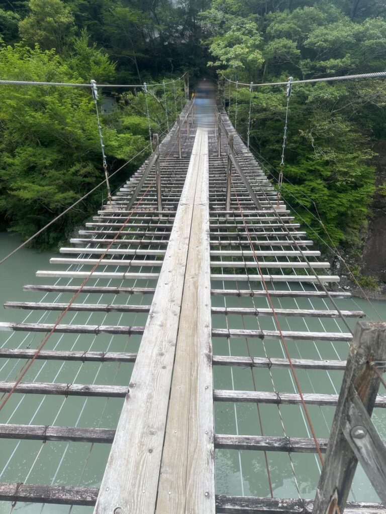 寸又峡　夢のつり橋を渡っている途中