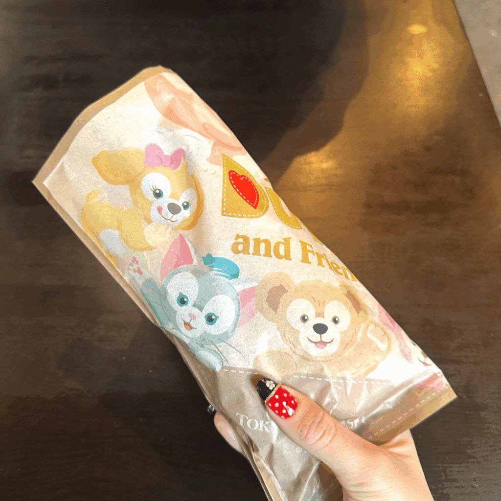 デニッシュサンド包み紙
ダッフィー達が描かれている