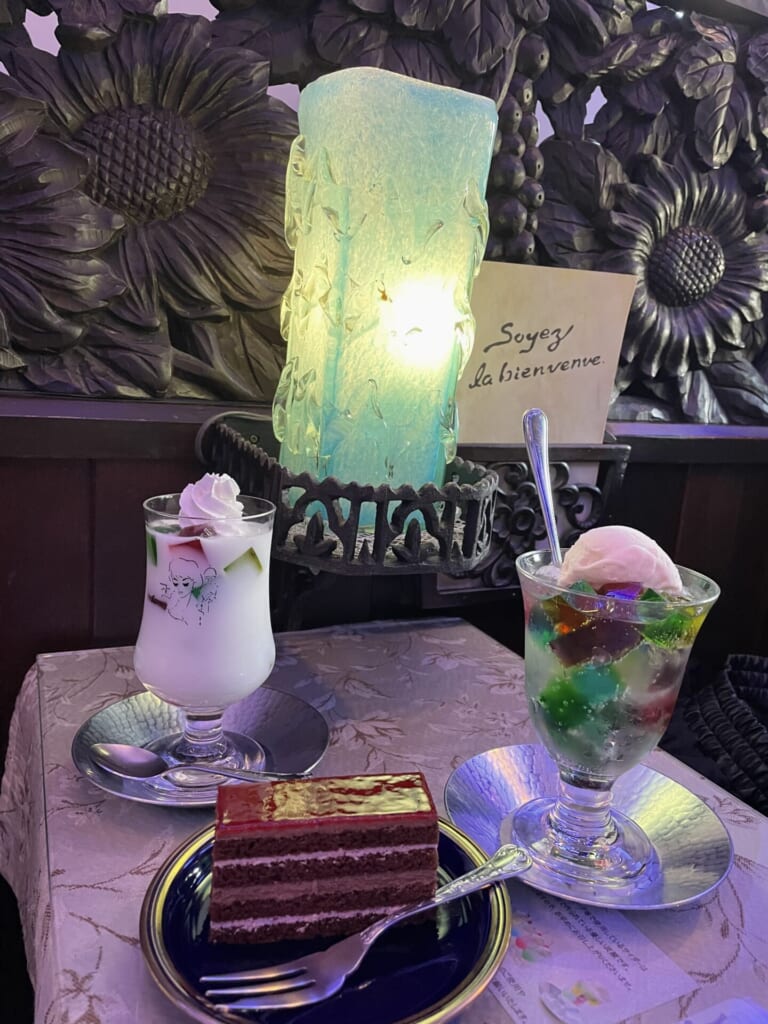 カラフルなゼリーが入ったゼリーヨーグルトとゼリーポンチフロート、赤・茶・白の層になっているベリーショコラ。