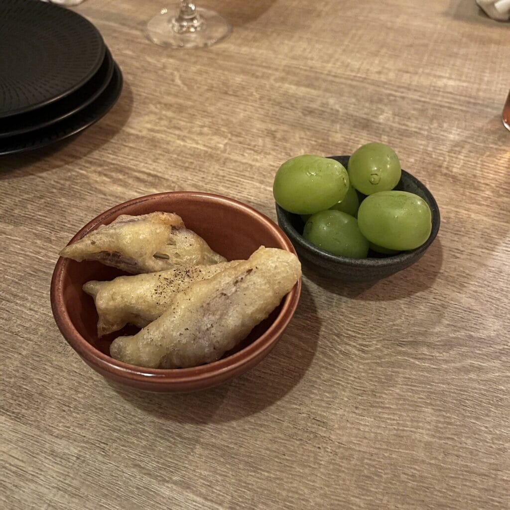 十三 めがねや お通し ミョウガのフリット シャインマスカット