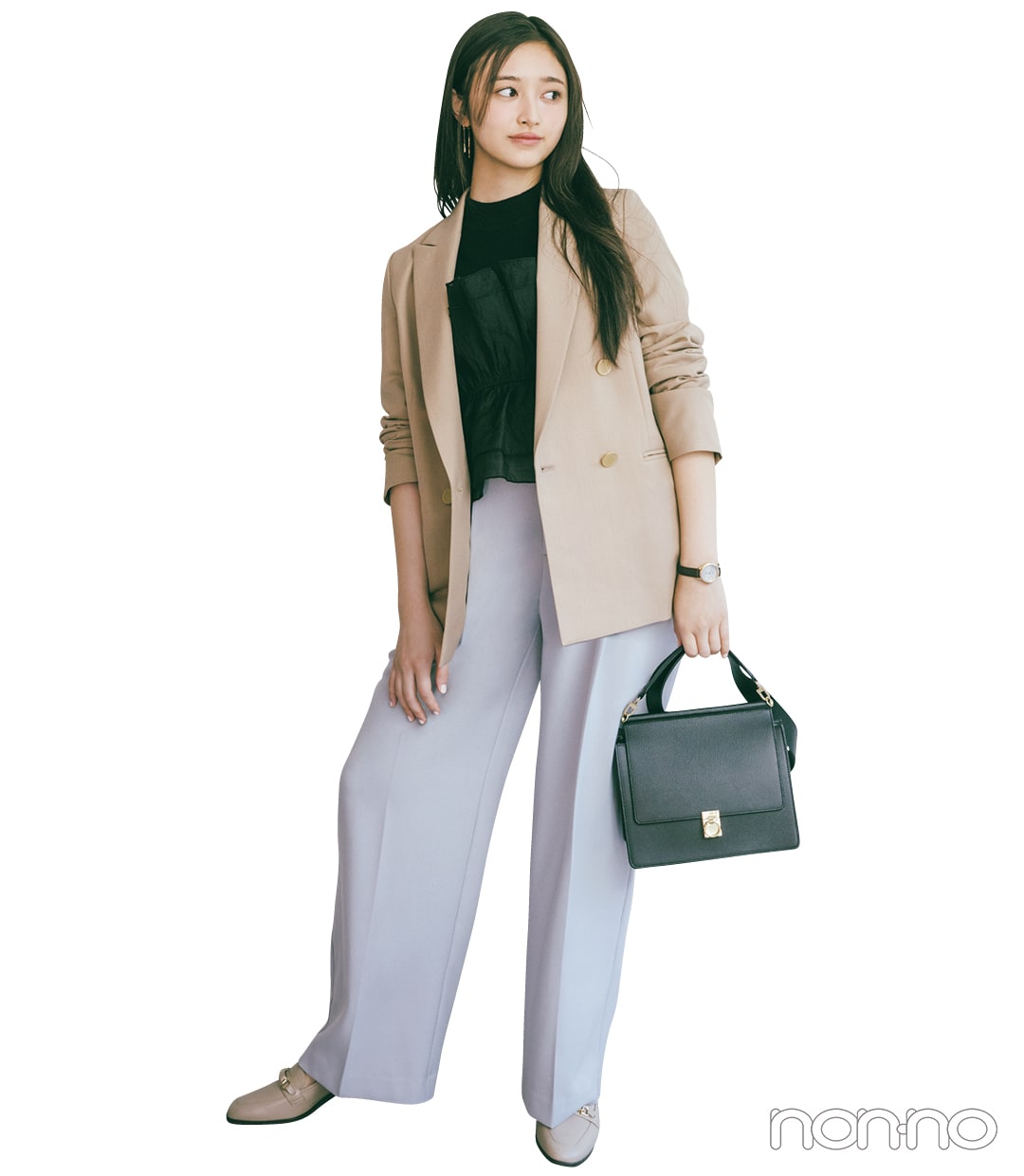 新社会人におすすめのベージュジャケットと黒ブラウスと白パンツの服装