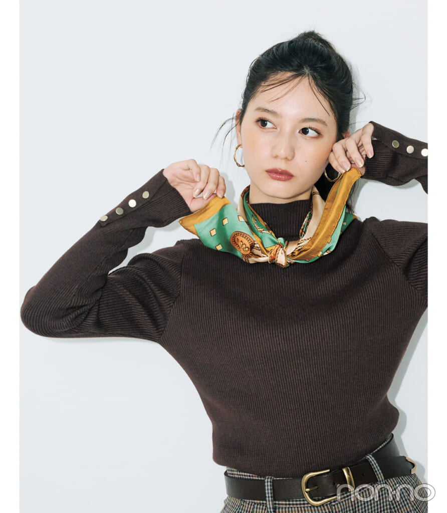 ブラウンニット×スカーフ×チェック柄パンツコーデの女性