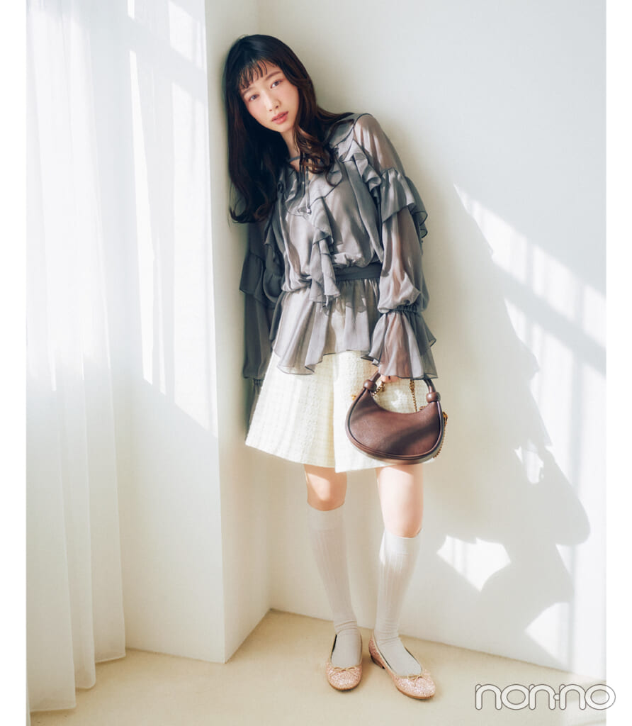 春靴のキラキラバレエシューズをはいた岡本夏美