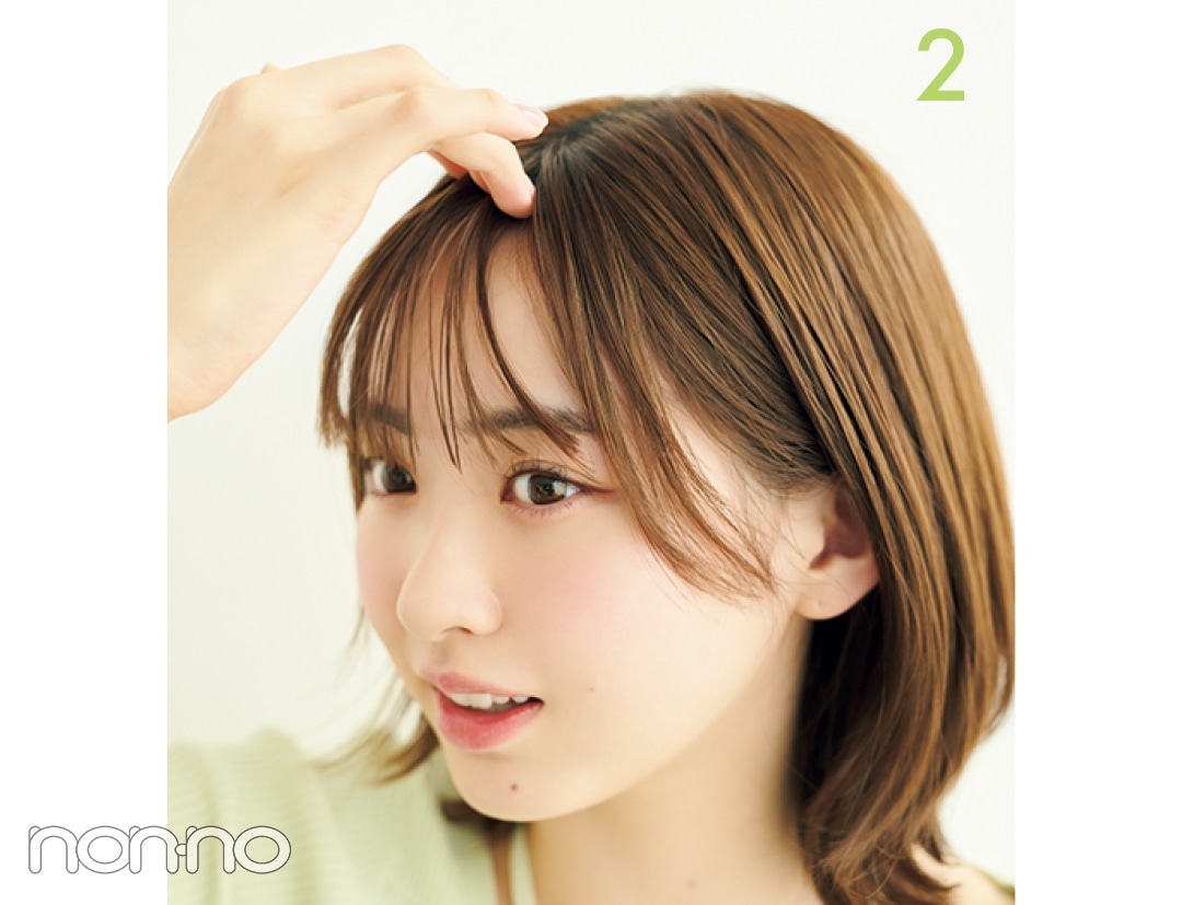 前髪を触る女性