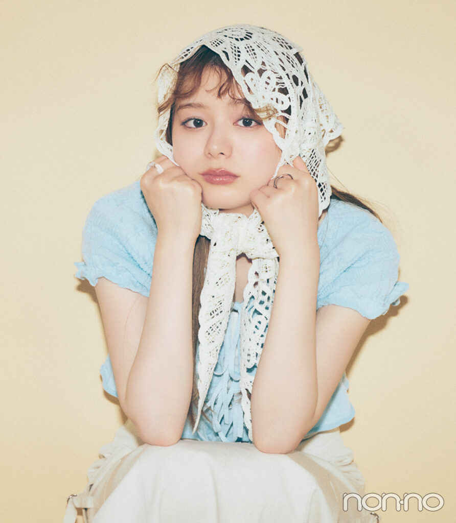 スカーフの巻き方2 マチコ巻きはレーススカーフでフェミニンに仕上げて