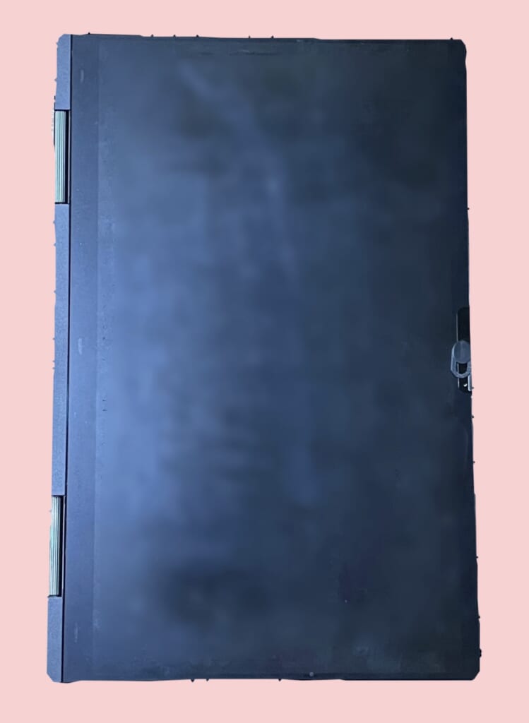 パソコンを折りたたんでタブレットにしている写真」