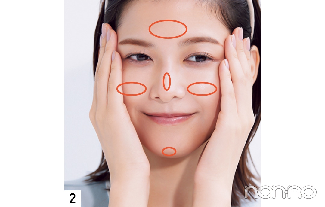 化粧水のつけ方：化粧水を頬に塗る女性