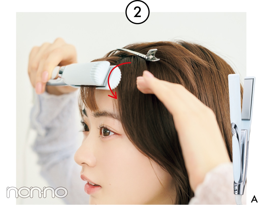 内側の前髪にストレートアイロンをかける女性