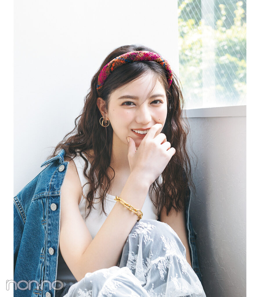 ヘアアクセサリーおすすめブランドの「ヴァンテーヌ」のカチューシャをつけた女性