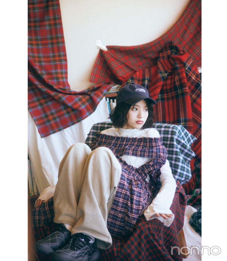 出口夏希の大学生の一週間コーデ、水曜日のチェックスカートスタイル
