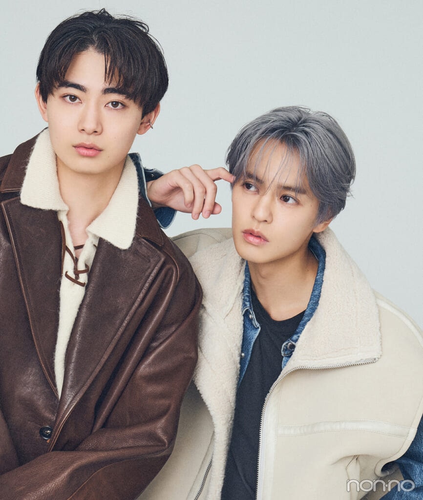 奥野壮と豊田裕大の肩に手をかけたツーショット