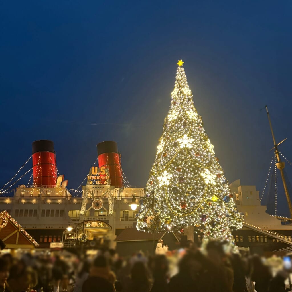 S.S.コロンビア号前のクリスマスツリー