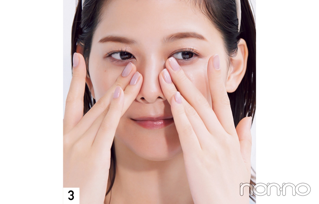 化粧水のつけ方：化粧水を鼻に塗る女性