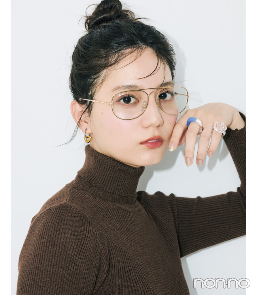 小坂菜緒とブラウンのハイネックリブニット×アクセサリー