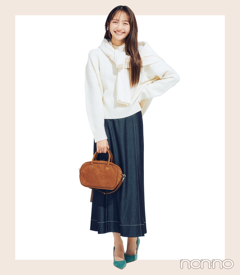 ニットを肩掛けすることで小顔効果が