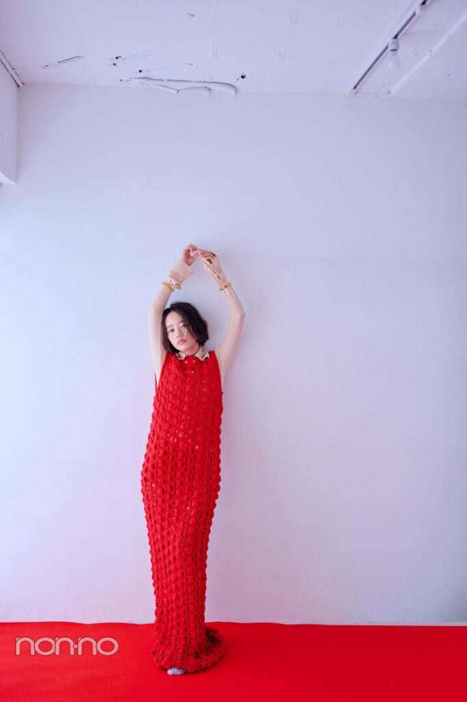 池端杏慈の赤いワンピースコーデ全身カット