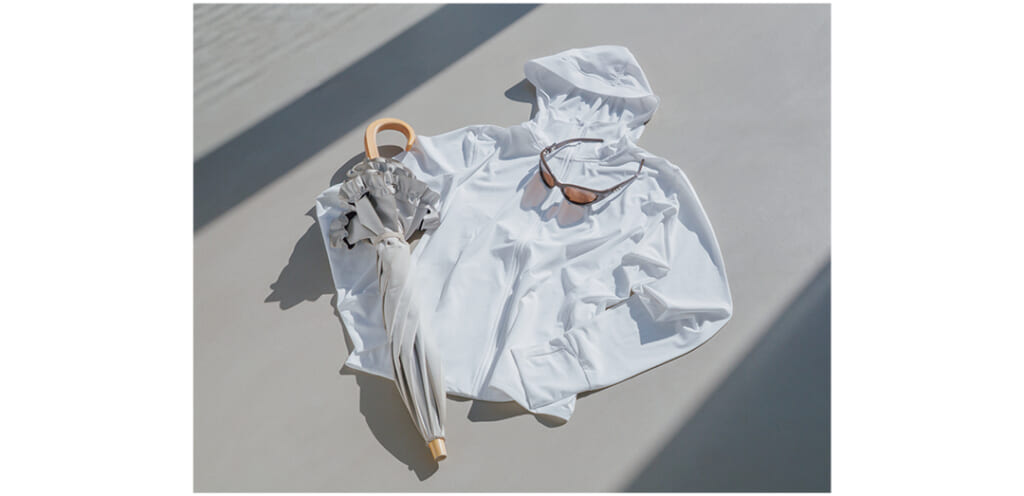 「ユニクロ」のUVパーカ、「サンバリア100」の日傘、「ジェントルモンスター」のサングラス