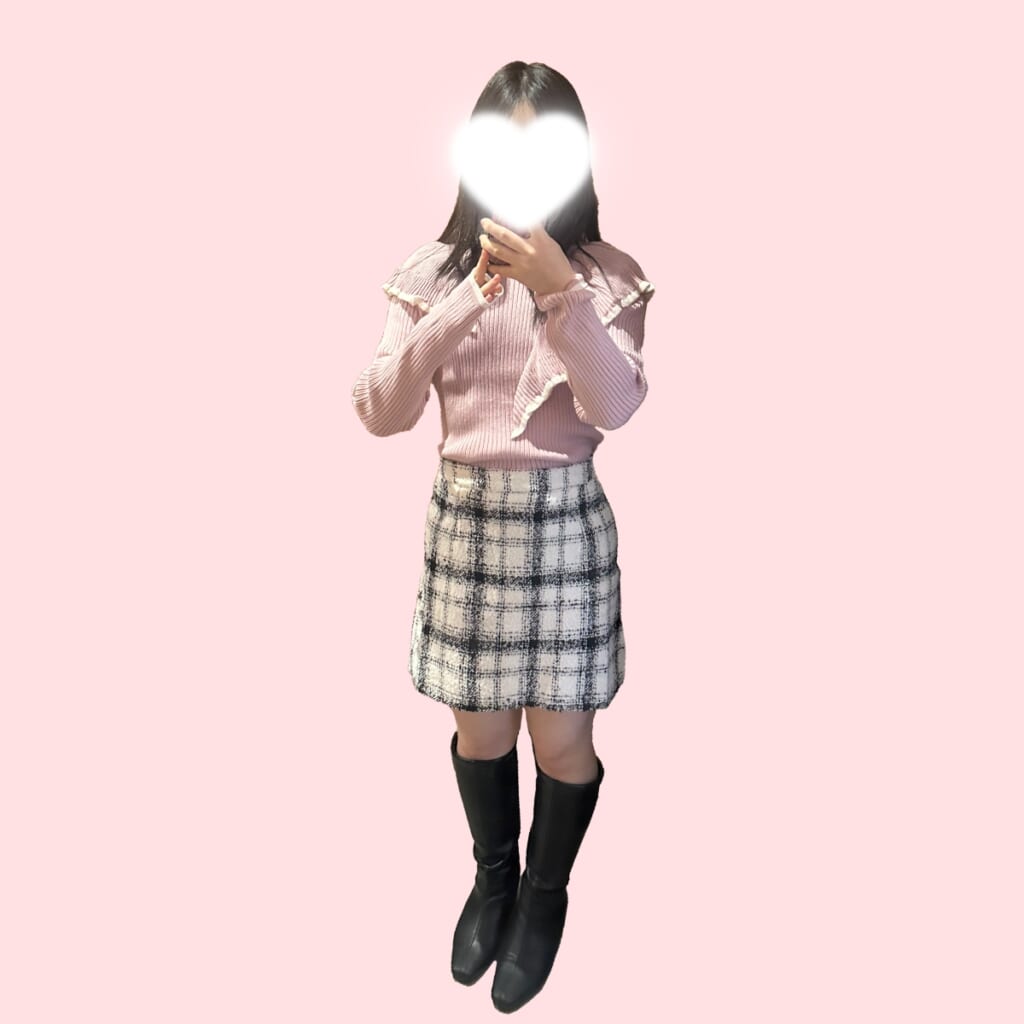 ピンクのニットとツイードスカート着用