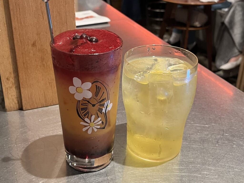 カシスオレンジ（左）と台湾四季春 ウーロン茶ハイ（右）
