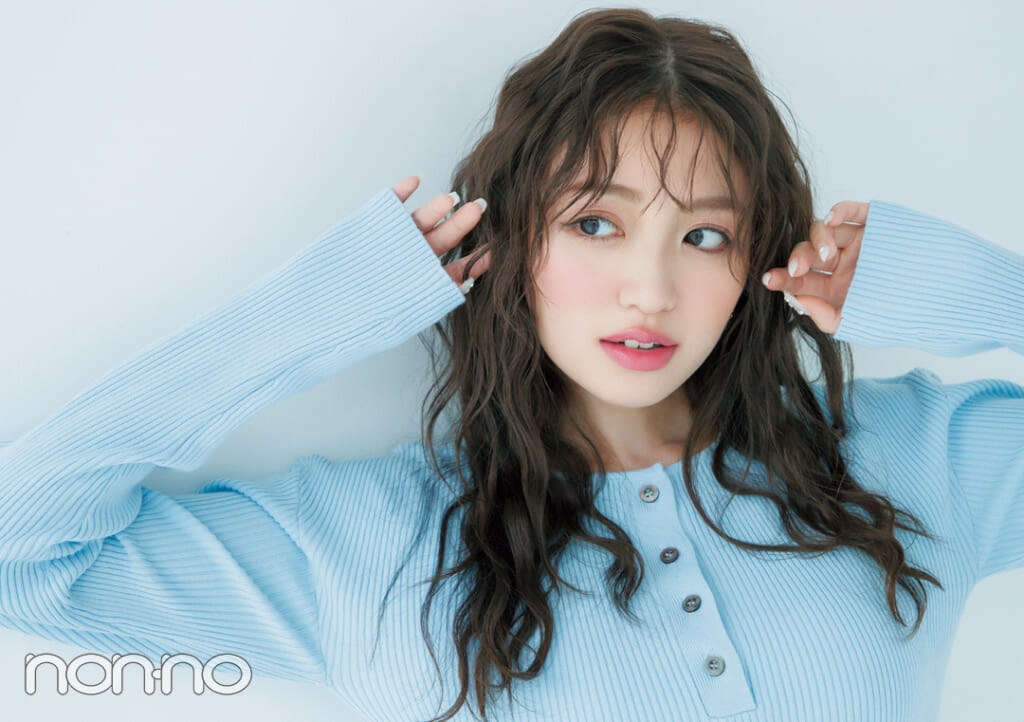 おしゃれな「カーリーバング」の前髪の女性