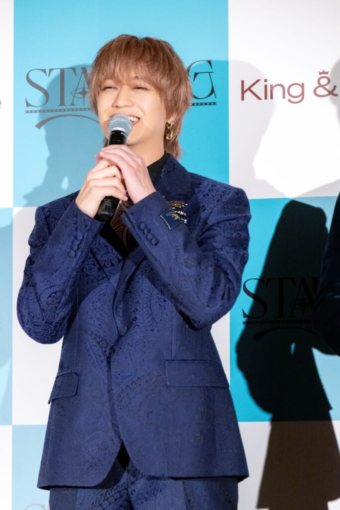 マイクを両手持ちし、満面の笑みで質問に答えるKing & Princeの髙橋海人さん