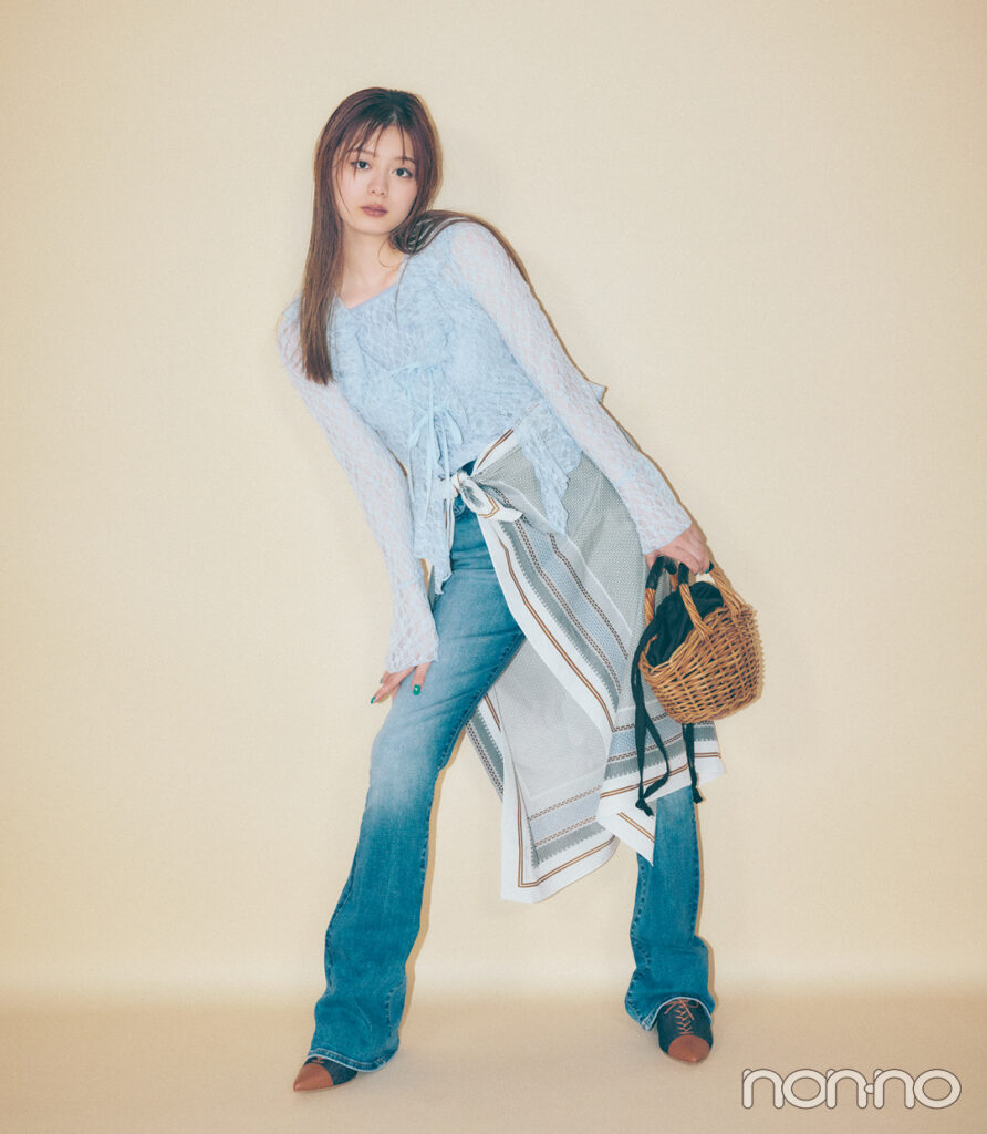 スカーフの巻き方8 腰巻きスカーフでトレンドボトムに私らしさを