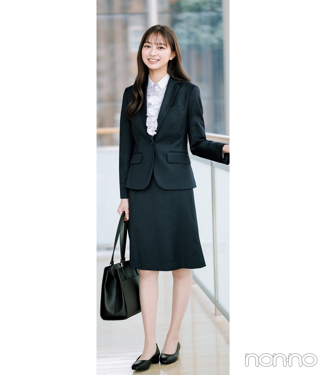 大学入学式に着る女性の最新スーツコーデ「ネイビーの1つボタンジャケット×フレアスカート」