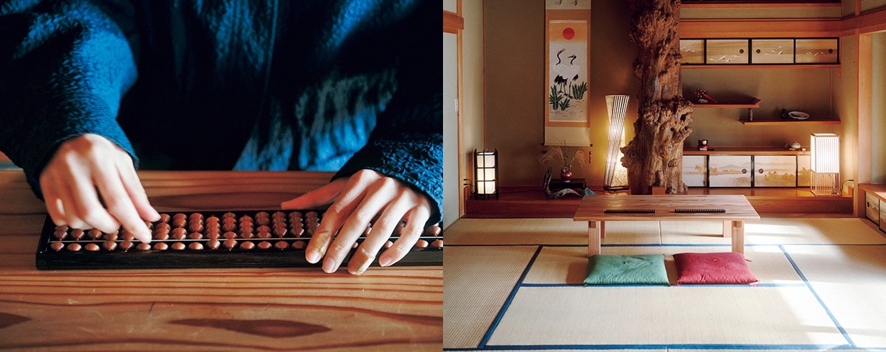 そろばんを打つ手元と『土佐町大屋敷』の大広間