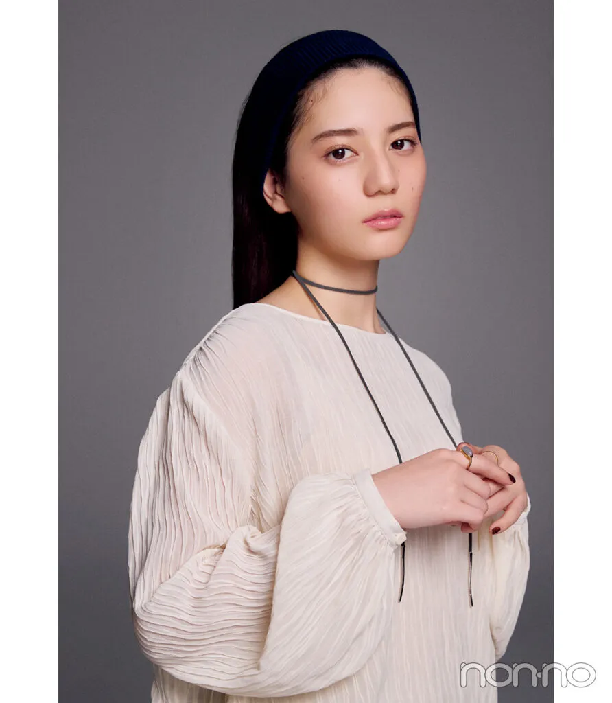 菜緒の大学生の一週間コーデ、日曜日のブラウススタイル