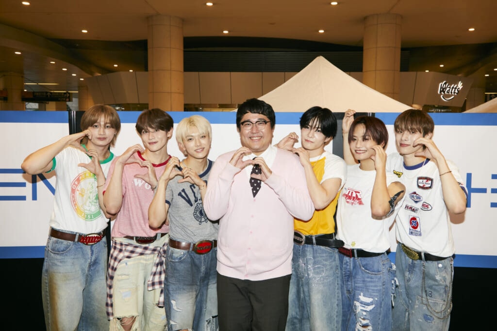 マヂカルラブリー村上さんとDXTEENの集合写真