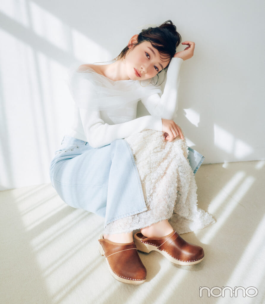 春靴の正統派丸みシルエットサボをはいた岡本夏美