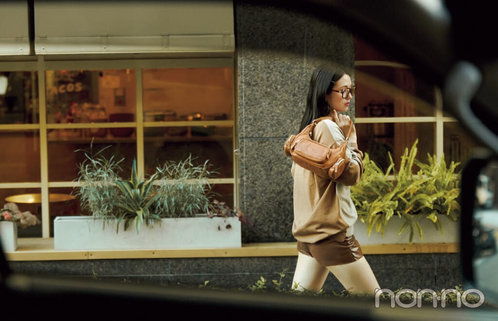 MIUMIU（ミュウミュウ）の日常使いできるミニバッグを持つ横田真悠