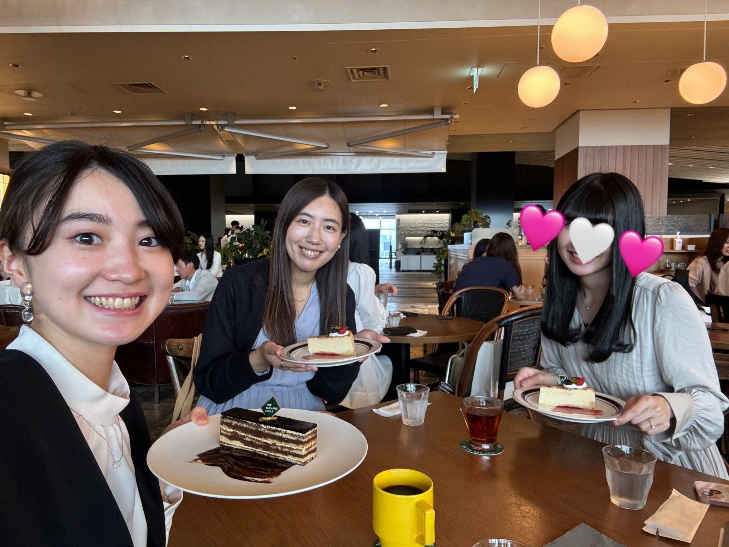 東京のカフェにて、女友達と集まる様子