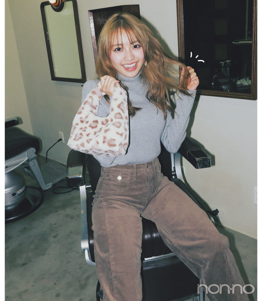 グレータートルニット×ブラウンパンツのコーデ