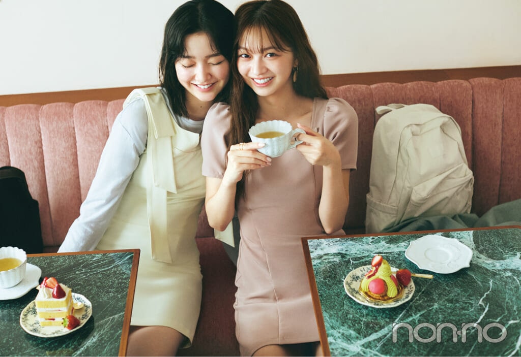 小宮山莉渚と佐藤和奏の大学授業終わりにカフェに行く日のワンピースコーデ