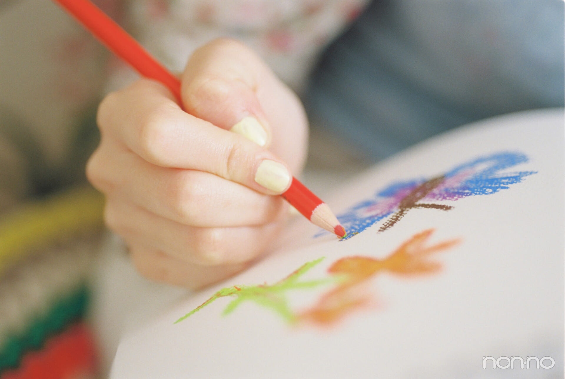 菊地姫奈のひなでぃぐ。第9回の絵を描くショット