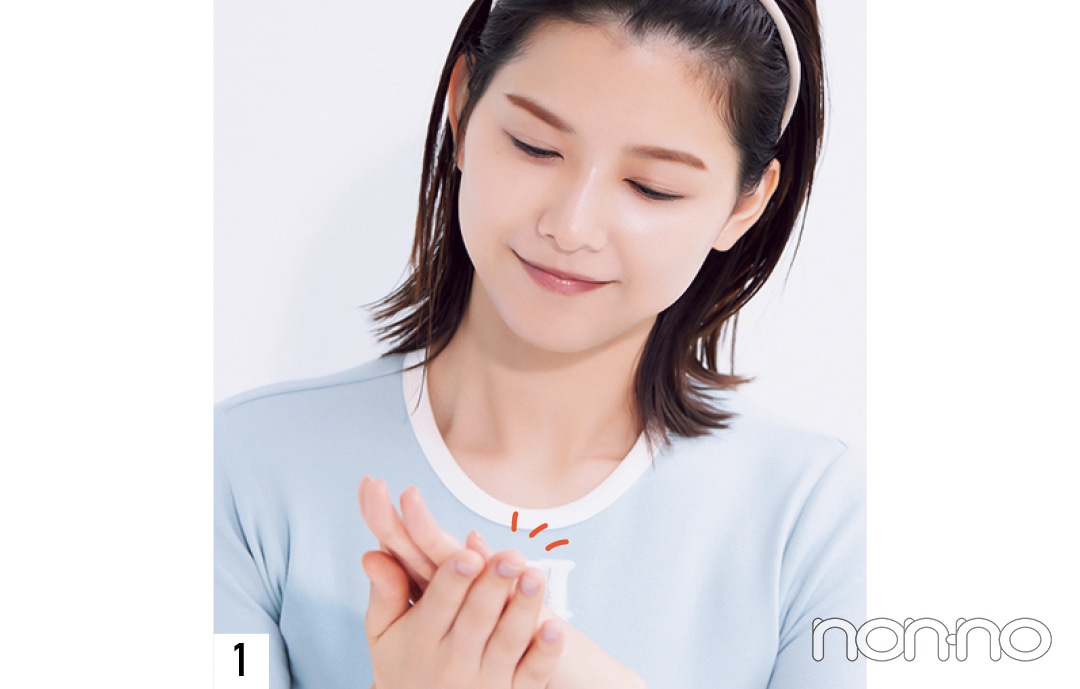 化粧水のつけ方：化粧水を手にとる女性