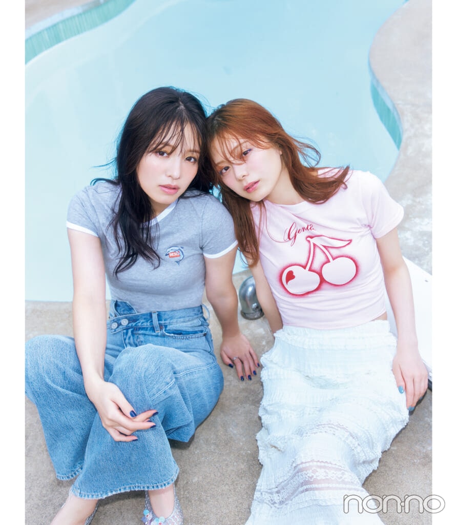 横田真悠と紺野彩夏のちびTシャツコーデ