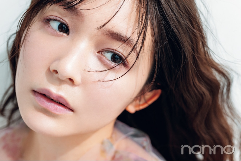 SUQQU ブラーリング カラー ハイライター 101を付けた久間田琳加メイク