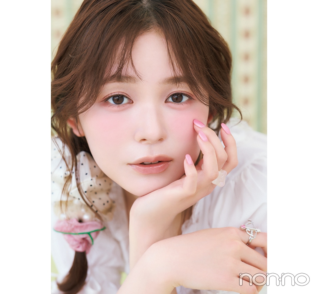 ジルスチュアート プチパティスリー ミックスブラッシュ コンパクト、ジルスチュアート リップブロッサムバーム 105を付けた久間田琳加メイク