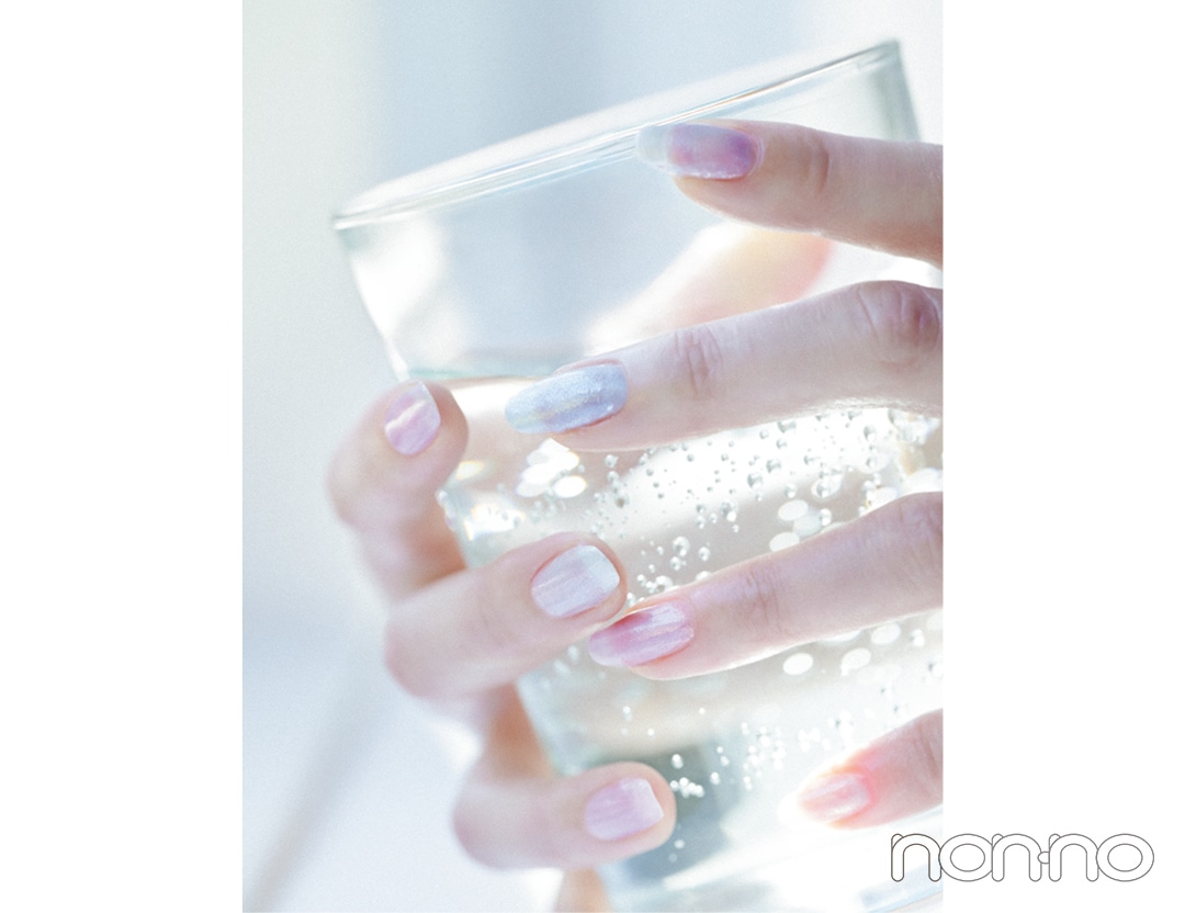 久間田琳加連載RMKのRMKシャイン ラッシュ ネイルカラーを使った手元