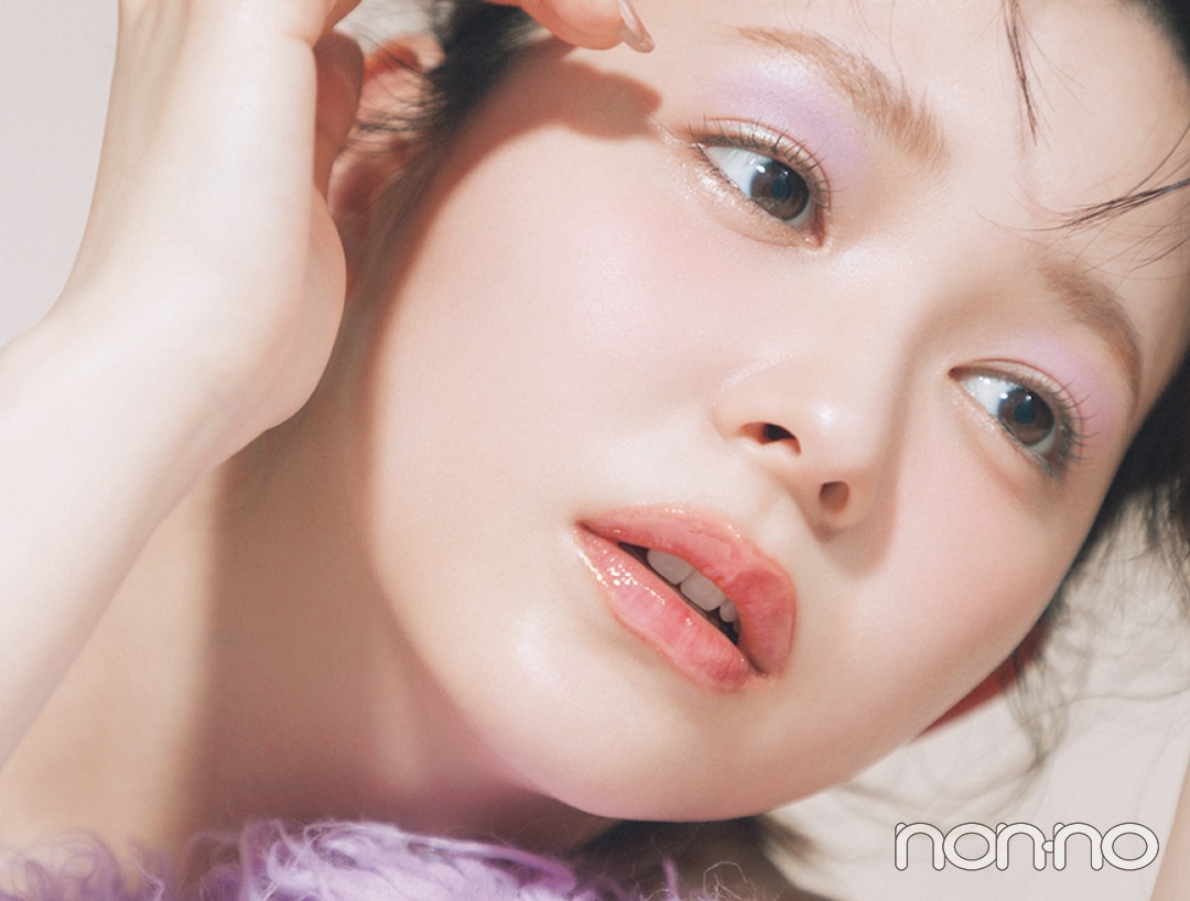 ルナソルのアイカラーレーションN 20とデューイリフレクトリップオイル 03を付けた久間田琳加メイク