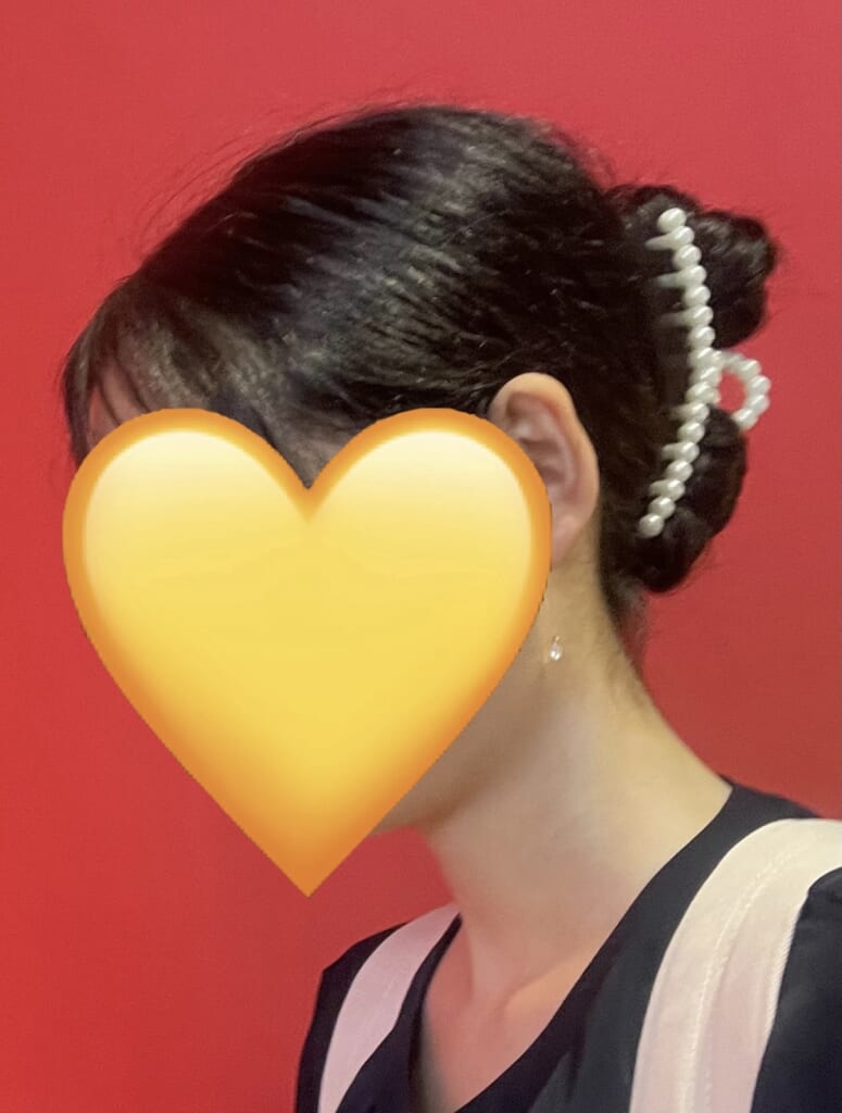 パールのクリップでアップヘアにした写真