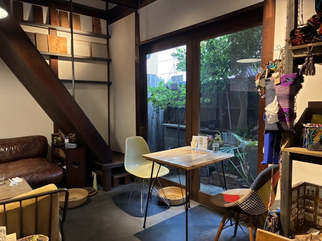 cafe MOKUREN 木蓮の内観