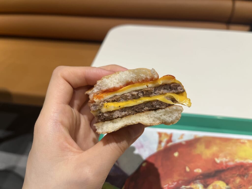 チーズチーズダブルチーズバーガーからチーズがとろけている様子
