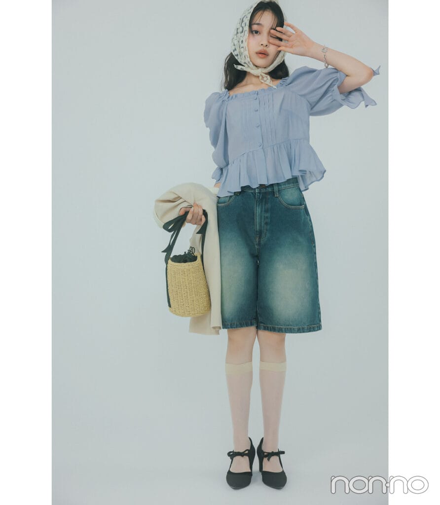 WEGOのヴィンテージウォッシュハーフパンツをはいた林芽亜里　