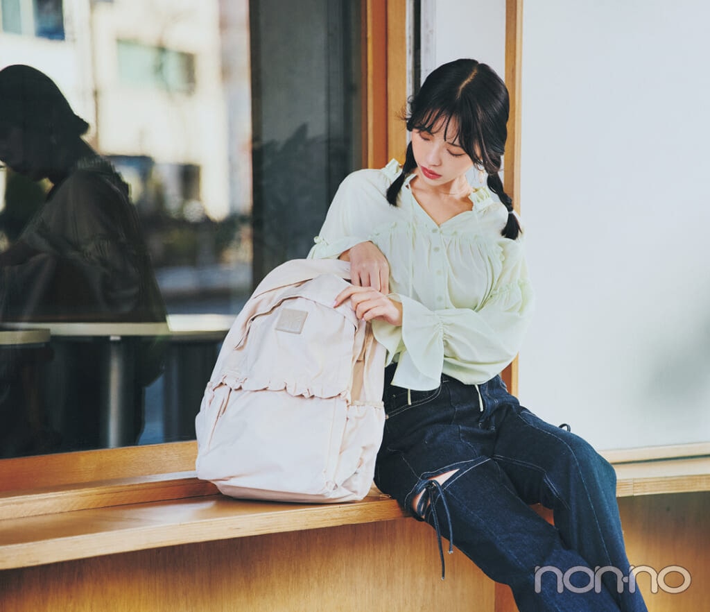 mellowneonのフリルリュックと菊地姫奈
