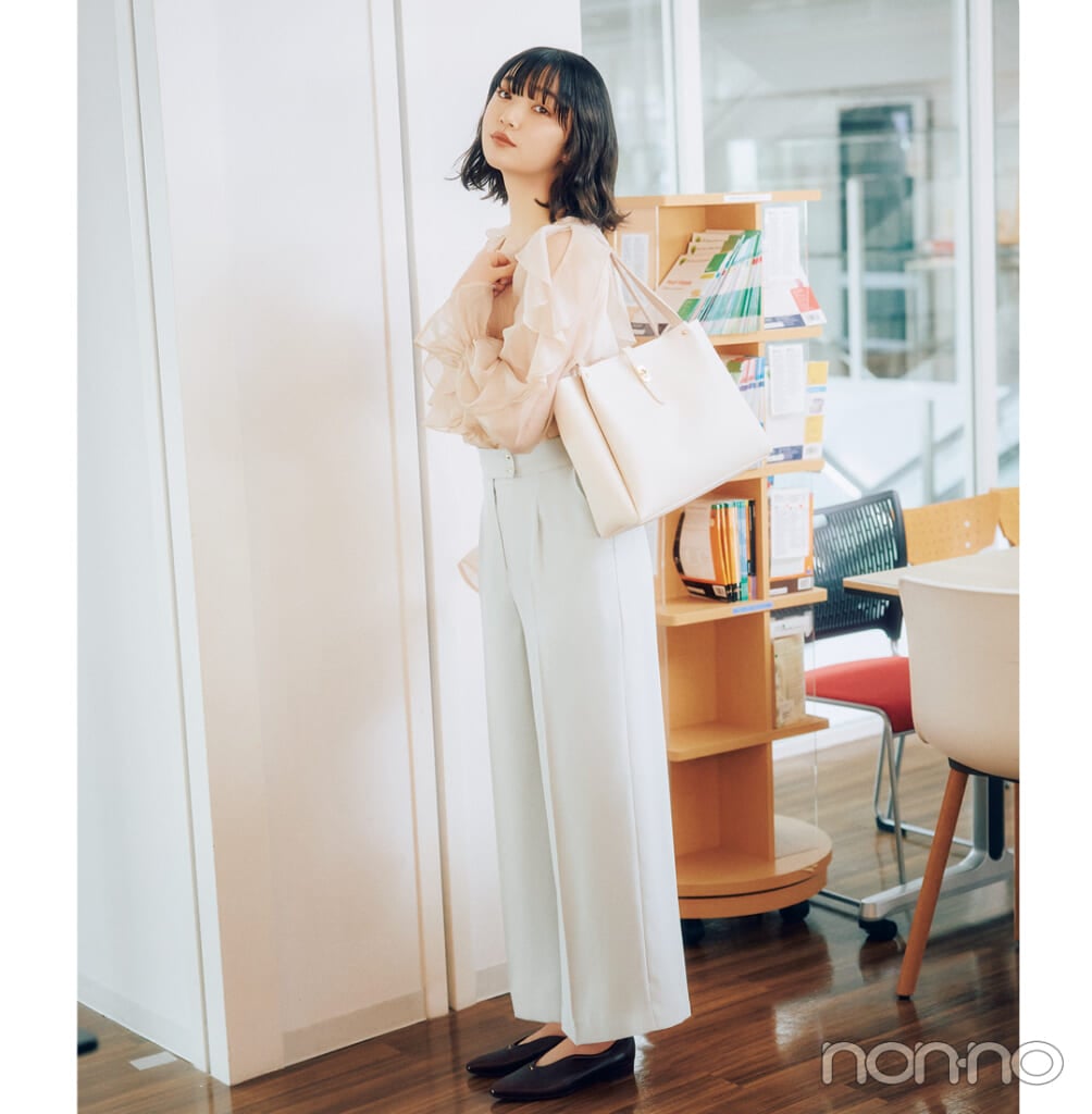 小宮山莉渚の通学バッグ白レザー調12-1