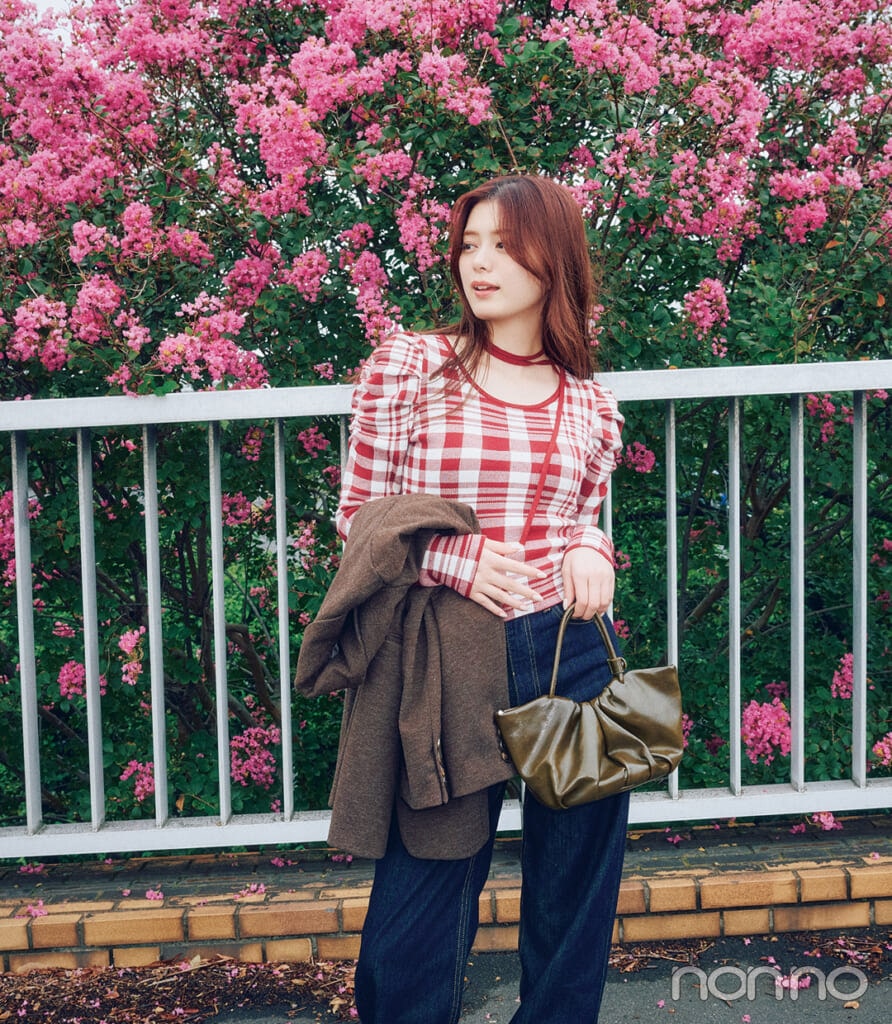 紺野彩夏の顔回りが華やぐチョーカーつきニット